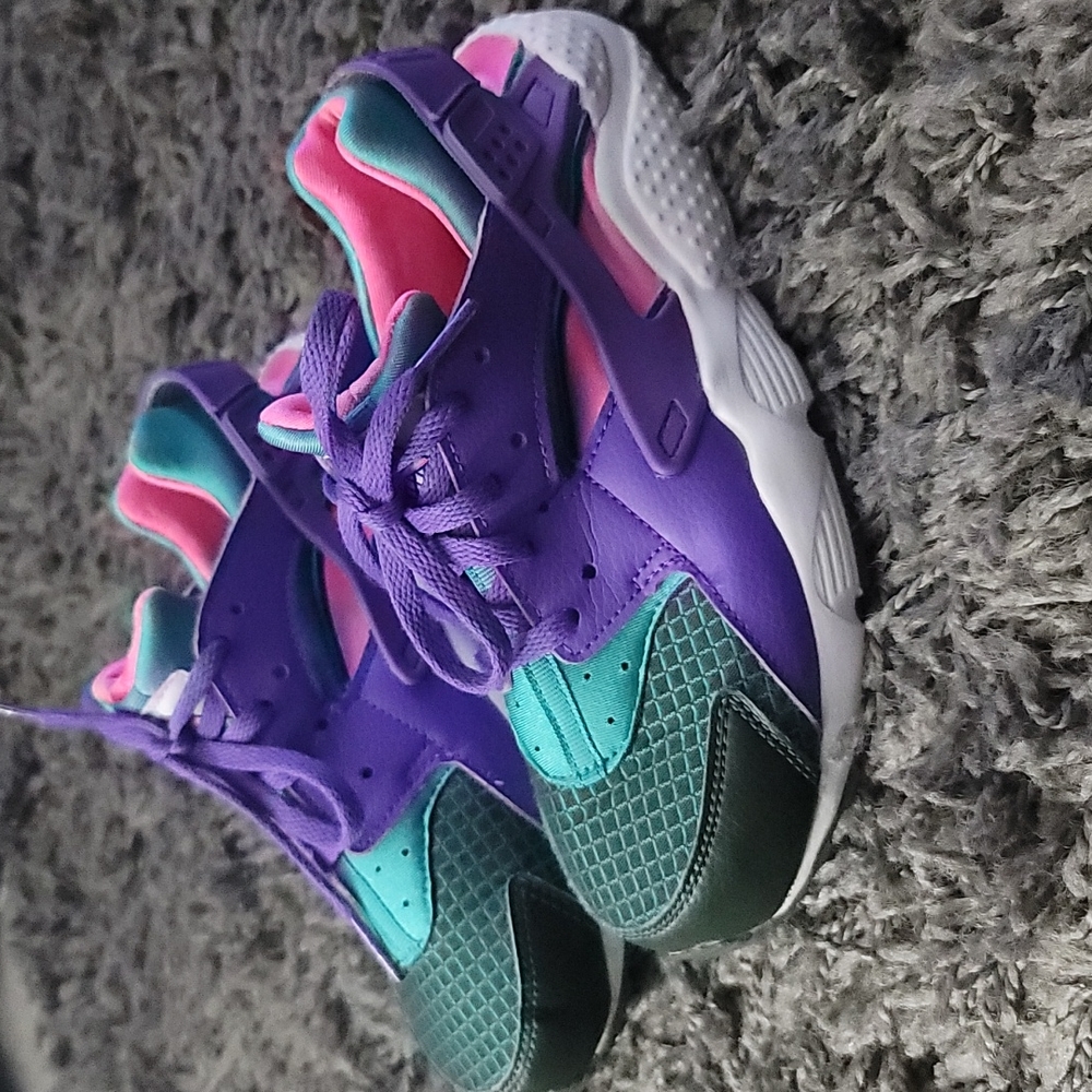 👟Girls Size 3 Nike Huaranche Tennis Shoe👟